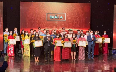 Ban tổ chức trao giải cho các tác giả, nhóm tác giả có tác phẩm xuất sắc.