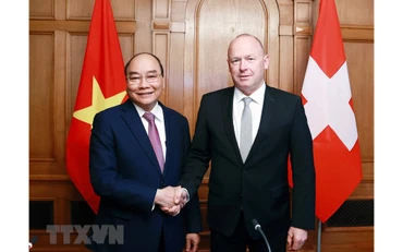 Tiếp tục thăm chính thức Liên bang Thụy Sĩ, chiều 26/11/2021(theo giờ địa phương), Chủ tịch nước Nguyễn Xuân Phúc gặp Chủ tịch Hội đồng Quốc gia Liên bang Thụy Sĩ Andreas AEBI. (Ảnh: Thống Nhất/TTXVN)