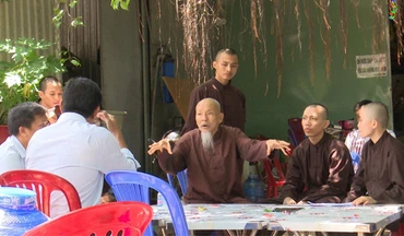 Ông Lê Tùng Vân ở Tịnh thất Bồng Lai trong lần làm việc với cơ quan công an và các ban, ngành địa phương trước đây. (Ảnh: cand.com.vn)