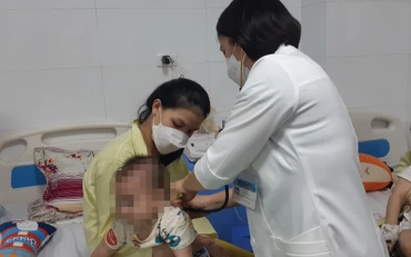 Bác sĩ khám cho bệnh nhi điều trị tại Bệnh viện Thanh Nhàn. 