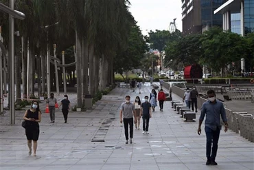 Người dân đeo khẩu trang phòng dịch Covid-19 tại Vịnh Marina, Singapore. (Ảnh: AFP/TTXVN)