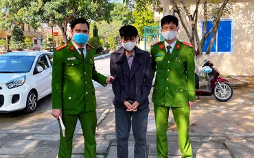 Công an bắt giữ, áp giải Sùng A Tông.