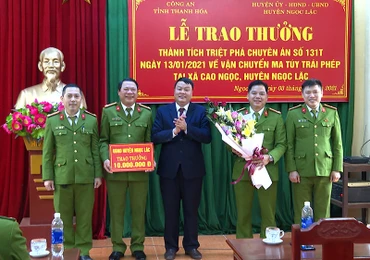 Lãnh đạo huyện Ngọc Lặc tặng hoa, trao thưởng cho Công an huyện.