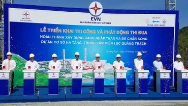 Bấm nút khởi công các công trình hạ tầng của Trung tâm Điện lực Quảng Trạch.