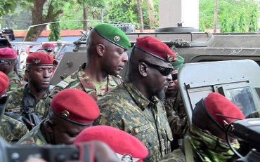 Ông Mamadi Doumbouya vừa tuyên thệ nhậm chức tổng thống lâm thời Guinea. (Ảnh: Reuters)