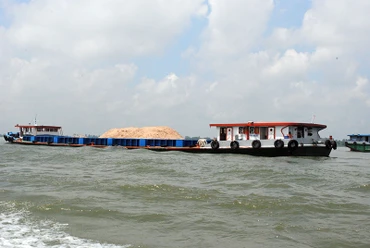 Trong năm nay, các phương tiện vận chuyển cát sông đều bị kiểm tra gắt gao để tránh tình trạng khai thác cát lậu. (Ảnh: THANH DŨNG)