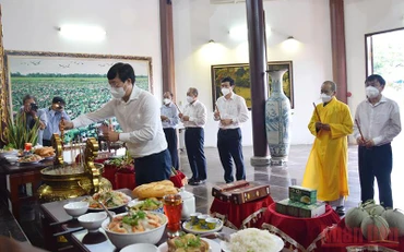 Bí thư Tỉnh ủy Đồng Tháp Lê Quốc Phong cùng đại biểu thành kính dâng hương tại Đền thờ cụ Phó bảng Nguyễn Sinh Sắc.