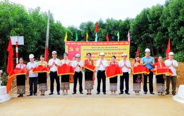 Các đại biểu cắt băng khánh thành cầu. (Ảnh: Phạm Bằng)