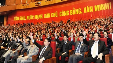 Các đại biểu biểu quyết thông qua Nghị quyết Đại hội lần thứ XII của Đảng. Ảnh: TRẦN HẢI