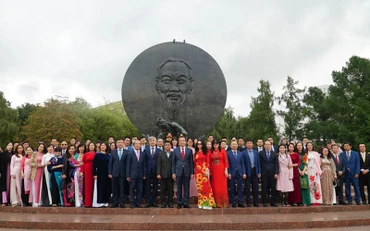 Đại sứ Đặng Minh Khôi cùng cán bộ nhân viên ĐSQ và đại diện cộng đồng Việt Nam tại LB Nga đặt hoa bên Tượng đài Bác ở thủ đô Moskva sáng 2/9/2021. Ảnh: QUẾ ANH