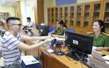 Cán bộ Phòng Cảnh sát Quản lý hành chính về trật tự xã hội tiếp công dân tại Trung tâm Hành chính công tỉnh Vĩnh Phúc. (Ảnh: Công an tỉnh Vĩnh Phúc)