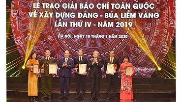 Thủ tướng Nguyễn Xuân Phúc và đồng chí Trần Quốc Vượng, Ủy viên Bộ Chính trị, Thường trực Ban Bí thư trao giải A cho các tác giả đoạt giải.