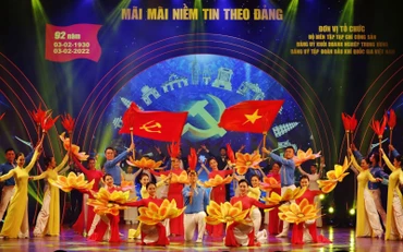 Chương trình nghệ thuật được dàn dựng công phu, thể hiện sinh động quá trình hơn 35 năm thực hiện đường lối Đổi mới. (Ảnh: BTC/TTXVN)