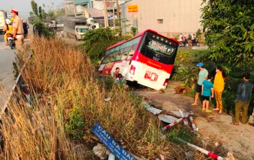 Xe khách mất lái và lao xuống bờ kênh Bà Đắc.