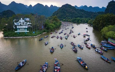 Lễ hội Chùa Hương những năm chưa có dịch luôn thu hút đông khách tham quan.