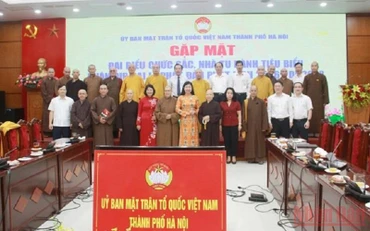 Các đại biểu chụp ảnh lưu niệm tại buổi gặp mặt. (Ảnh: Hạnh Nguyên)