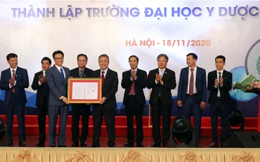 Phó Thủ tướng Vũ Đức Đam trao Quyết định của Thủ tướng Chính phủ thành lập Trường đại học Y dược. Ảnh: VGP/Đình Nam.