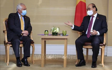 Chủ tịch nước Nguyễn Xuân Phúc tiếp Bộ trưởng Y tế Chile Oscar Enrique Paris. (Ảnh: Thống Nhất/TTXVN)