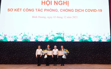 Thừa ủy quyền, lãnh đạo tỉnh Bình Dương trao Huân chương Lao động hạng ba cho 2 cá nhân.