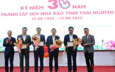 Đồng chí Lê Quốc Minh trao Kỷ niệm chương vì sự nghiệp báo chí Việt Nam cho 5 đồng chí lãnh đạo tỉnh Thái Nguyên.