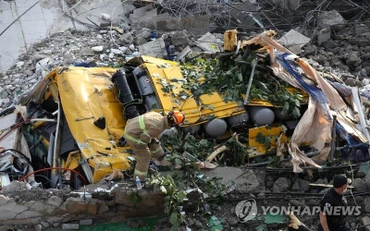 Nhân viên cứu hỏa kiểm tra hiện trường. (Ảnh: Yonhap)