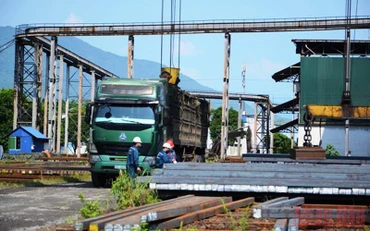 Hoạt động sản xuất tại Nhà máy Gang thép Việt-Trung, Khu công nghiệp Tằng Loỏng.