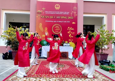 Con em cộng đồng người gốc Việt biểu diễn văn nghệ mừng Xuân.