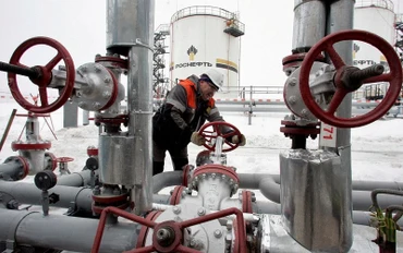 Công nhân vận hành trạm bơm tại giếng dầu Gremikhinskoye ở phía đông Izhevsk, Liên bang Nga. (Ảnh: REUTERS)