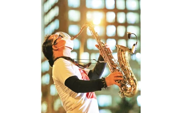 Nghệ sĩ saxophone Trần Mạnh Tuấn biểu diễn tại Bệnh viện dã chiến thu dung số 3 TP Hồ Chí Minh. Ảnh: Quỳnh Hoa 