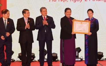 Chủ tịch Quốc hội Nguyễn Thị KIm Ngân trao tặng Huân chương Lao động hạng Nhất cho Phó Chủ tịch Thường trực Quốc hội Tòng Thị Phóng.