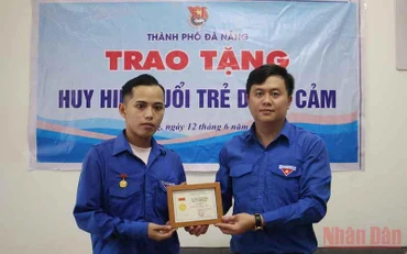 Trao Huy hiệu “Tuổi trẻ dũng cảm” cho anh Phan Thanh Phú.