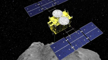 Hình ảnh đồ họa máy tính do Cơ quan Thám hiểm hàng không vũ trụ Nhật Bản (JAXA) thực hiện cho thấy tàu vũ trụ Hayabusa2 phía trên tiểu hành tinh Ryugu. Nguồn: ISAS / JAXA.