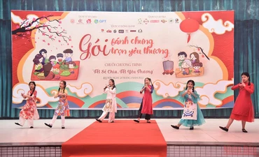 Tiết mục văn nghệ đầy không khí xuân của các em nhỏ Trường Tiểu học Chu Văn An. (Ảnh: Minh Duy)