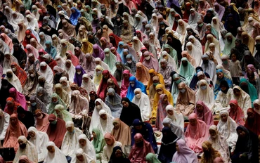 Phụ nữ Hồi giáo Indonesia thực hành lễ cầu nguyện buổi tối Tarawih, khởi đầu tháng ăn chay linh thiêng Ramadan tại thánh đường Hồi giáo Istiqlal ở thủ đô Jakarta, Indonesia, ngày 2/4/2022. (Ảnh: REUTERS)