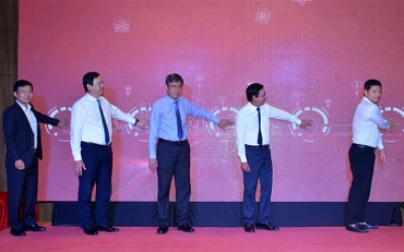 Đại diện lãnh đạo Tổng cục Du lịch Việt Nam cùng lãnh đạo UBND tỉnh Bình Thuận, ngành du lịch và Hiệp hội du lịch tỉnh bấm nút công bố Sàn Thương mại du lịch Bình Thuận.