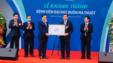 Đại diện lãnh đạo Bộ Y tế trao Quyết định của Bộ trưởng Y tế về việc thành lập và đưa Bệnh viện Đại học Y dược Buôn Ma Thuột đi vào hoạt động.