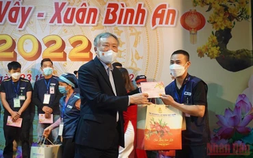 Đồng chí Nguyễn Hòa Bình tặng quà cho Tết cho công nhân, người lao động. 