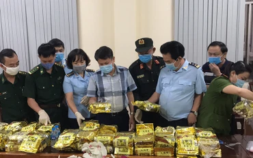 Lực lượng chức năng đang kiểm đếm số ma túy tang vật.