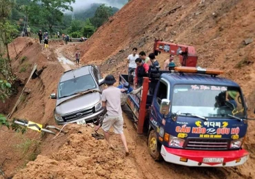 Phương tiện cứu hộ hỗ trợ ô-tô gặp sự cố tại điểm sạt lở tại km 90+760 trên quốc lộ 34, huyện Bảo Lâm (Cao Bằng).