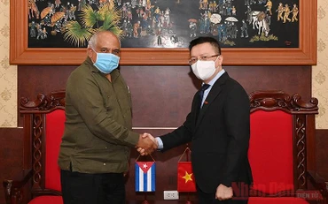 Tổng Biên tập Lê Quốc Minh và đồng chí Orlando Nicolás Hernández Guillén, Đại sứ đặc mệnh toàn quyền nước Cộng hòa Cuba tại Việt Nam. Ảnh: Thủy Nguyên