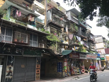 Chung cư cũ trên địa bàn thành phố Hà Nội. (Ảnh: NGỌC ANH)