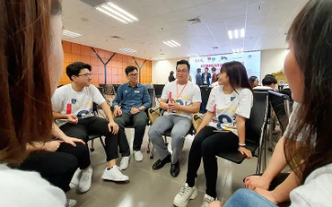 Phó Bí thư Thành đoàn Trần Quang Hưng, người từng từ chối lời mời của công ty truyền thông nổi tiếng của Mỹ Bloomberg để trở về cống hiến sức trẻ cho quê hương, tham gia các hoạt động tại Leader Camp 2021 cùng các bạn sinh viên. 