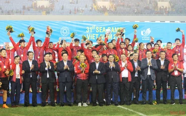  Chủ tịch nước Nguyễn Xuân Phúc, Thủ tướng Chính phủ Phạm Minh Chính, Chủ tịch Quốc hội Vương Đình Huệ, Thường trực Ban Bí thư Võ Văn Thưởng và các đại biểu chụp ảnh chung với Đội tuyển bóng đá U23 Việt Nam vừa giành Huy chương Vàng môn Bóng đá nam SEA Games 31 (Ảnh: KHIẾU MINH)  