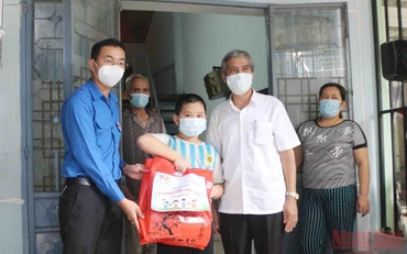 Tặng quà cho thiếu nhi quận Thanh Khê. (Ảnh: THANH TÂM).