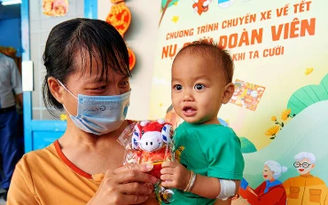 Bệnh nhi tại Bệnh viện Nhi đồng 1 (TP Hồ Chí Minh) hào hứng nhận các phần quà từ Chương trình "Nụ cười đoàn viên".