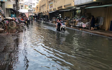 Một tuyến đường nội ô bị nước ngập.