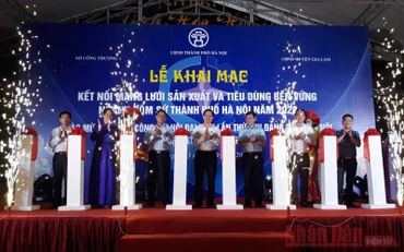 Cắt băng khai mạc chương trình.