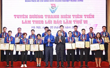 Các đồng chí Nguyễn Long Hải, Bùi Quang Huy (thứ 4 và 5 từ phải qua trong ảnh) trao chứng nhận tặng các thanh niên tiên tiến làm theo lời Bác của Khối Doanh nghiệp Trung ương.