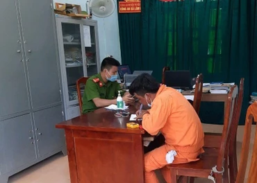 Đối tượng giả nhân viên điện lực bán dây kém chất lượng cho người dân bị bắt giữ.