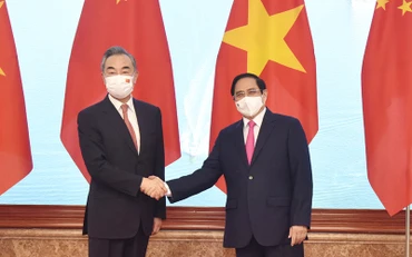 Thủ tướng Phạm Minh Chính và Ủy viên Quốc vụ, Bộ trưởng Ngoại giao Trung Quốc Vương Nghị. Ảnh: TRẦN HẢI.